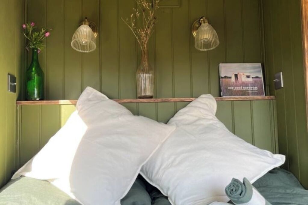 1 bedroom, bed sheets