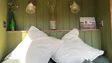 1 bedroom, bed sheets