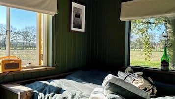 1 bedroom, bed sheets