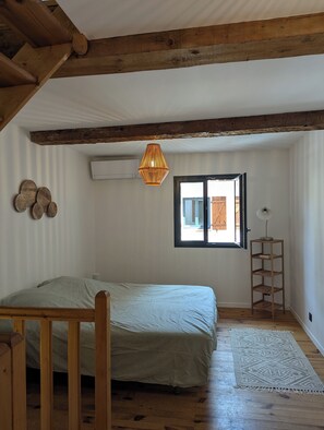 3 habitaciones, tabla de planchar con plancha, wifi y ropa de cama 