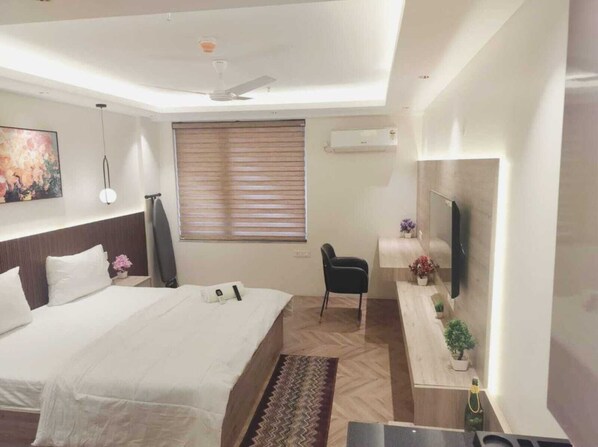 Deluxe-Zimmer, Balkon, Stadtblick | Schreibtisch, kostenloses WLAN