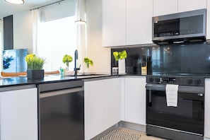Réfrigérateur, micro-ondes, four, plaque de cuisson