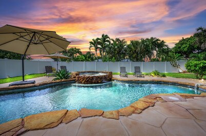 SE Cape Coral Pool & Hot Tub Oasis — Walk to Beach!
