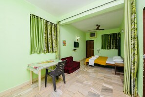 Deluxe Room | Premium bedding, pillowtop beds, desk, blackout drapes - Casa German Near The Beach (Calangute)