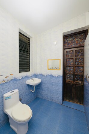 Chambre Deluxe | Salle de bain | Articles de toilette gratuits, chaussons, serviettes fournies, savon