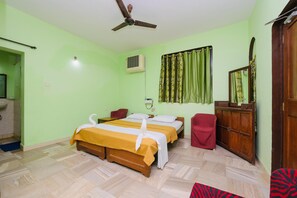 Chambre Deluxe | Literie de qualité supérieure, surmatelas, bureau, rideaux occultants