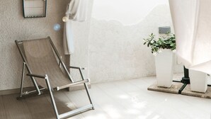 A sunlit room with a beach-themed decor, including a surfboard, a life preserver, and a potted plant. - Luxury Villa on the Beach in Diamante, Sea View - Villa Ventre (Belvedere Marittimo)