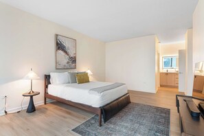 3 bedrooms, iron/ironing board, travel crib, WiFi - Brand-New West Loop 3BR + City Views for Families (Chicago)