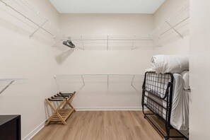 3 slaapkamers, een strijkplank/strijkijzer, reisbedje, wifi