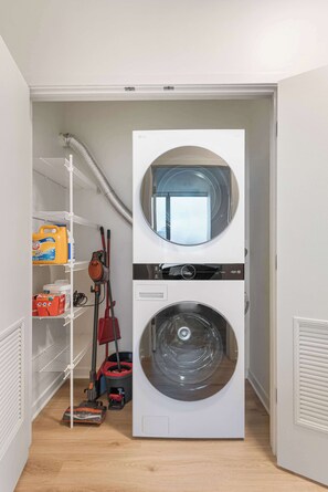 Interior - Brand-New West Loop 3BR + City Views for Families (Chicago)