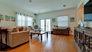 Smart TV, DVD player, table tennis, books - 4 bedroom, pet friendly, Anna Maria Island beach home, sleeps 8! (Anna Maria)