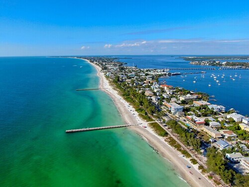 4 bedroom, pet friendly, Anna Maria Island beach home, sleeps 8!