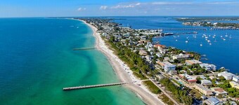 4 bedroom, pet friendly, Anna Maria Island beach home, sleeps 8!