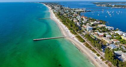 4 bedroom, pet friendly, Anna Maria Island beach home, sleeps 8!