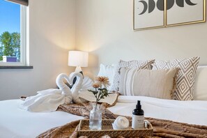 4 chambres, bureau, fer et planche à repasser, lit parapluie