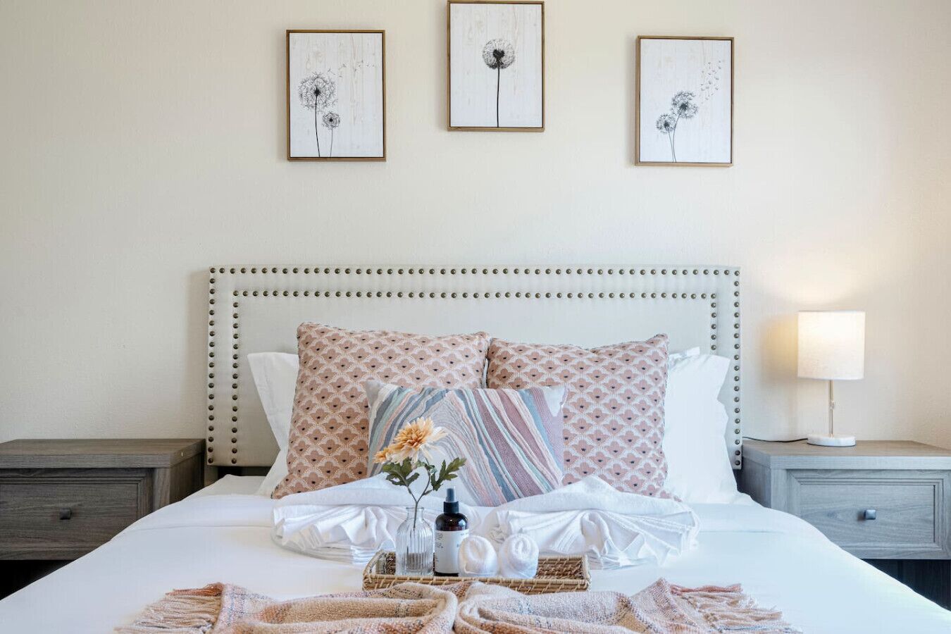4 chambres, bureau, fer et planche à repasser, lit de bébé portatif