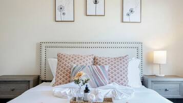 4 chambres, bureau, fer et planche à repasser, lit de bébé portatif