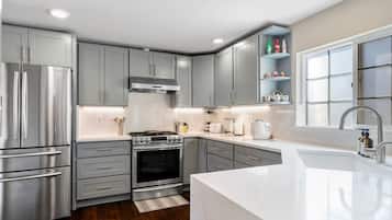 Frigorifero, microonde, forno, piano cottura