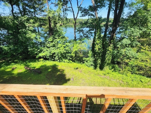 Lake Views, Water Trail and Minutes to the Marina