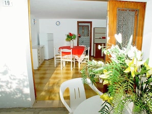 Apartamento, 2 quartos, sacada | Sala de jantar