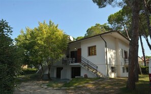Um edifício de dois andares com uma escadaria que leva ao andar superior.