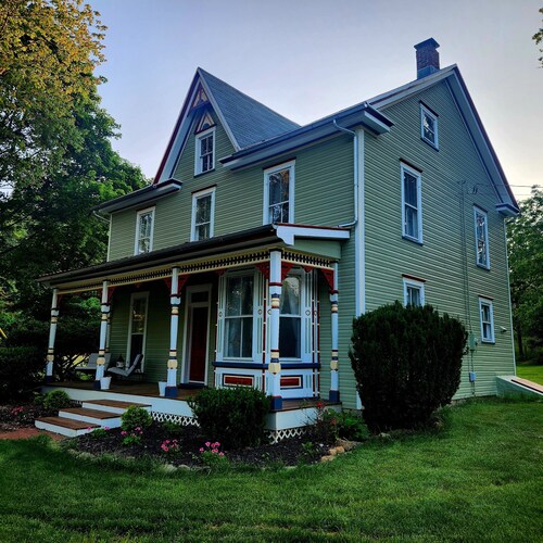 Charming Historic Victorian 4 bedroom guesthouse in  Rohrersville with WiFi, AC