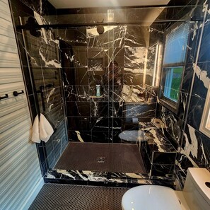 Serviettes fournies, savon, papier toilette