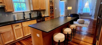 Charming Historic Victorian 4 bedroom guesthouse in  Rohrersville with WiFi, AC