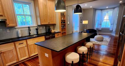 Charming Historic Victorian 4 bedroom guesthouse in Rohrersville with WiFi, AC