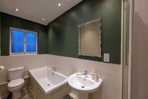 Towels, soap, toilet paper - Historic townhouse with secure parking (Shrewsbury)