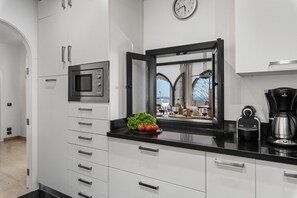 Microwave, dishwasher, coffee/tea maker, cookware/dishes/utensils - Villa Monteluz (Adeje)