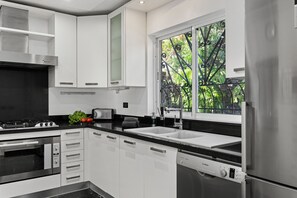 Microwave, mesin pencuci piring, dan mesin pembuat kopi/teh