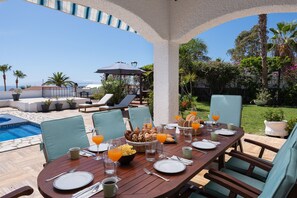Outdoor dining - Villa Monteluz (Adeje)
