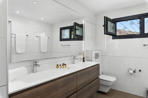 Shower, towels - Villa Monteluz (Adeje)