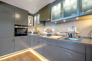 Kühlschrank, Mikrowelle, Ofen, Herdplatte