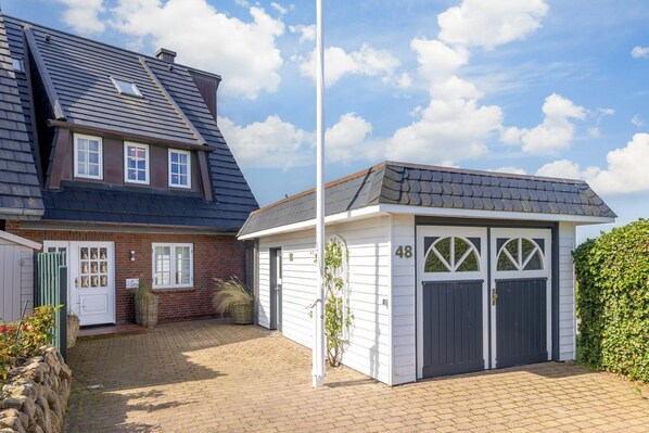 Unclassified image, 1 of 40, button