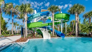 Un parc aquatique doté de plusieurs toboggans et d’une piscine.
