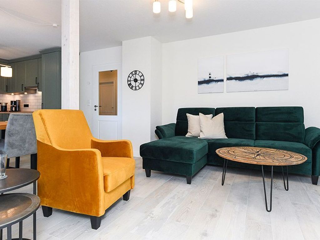 Wohnzimmer mit Essplatz und integrierter Küche