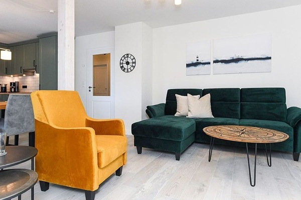 Wohnzimmer mit Essplatz und integrierter Küche