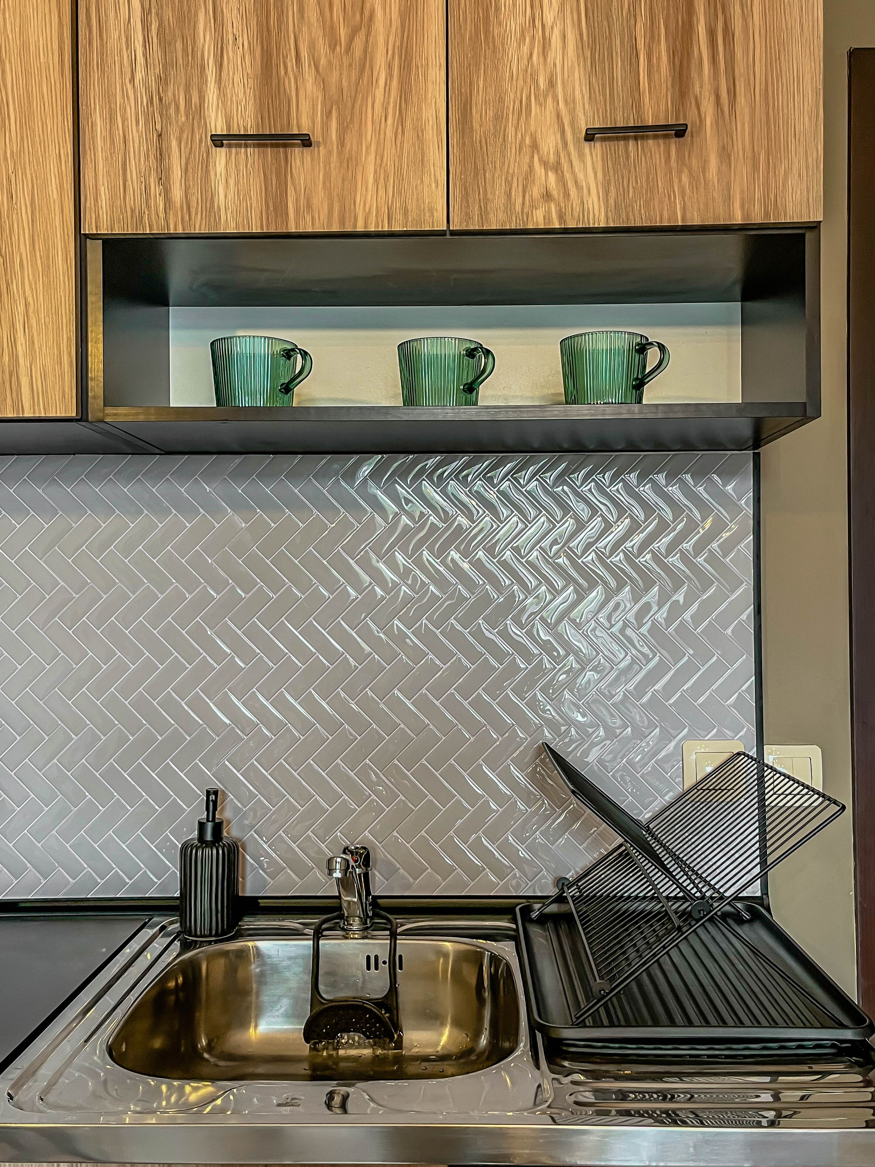 Refrigerador, microondas, tetera eléctrica y utensilios de cocina 