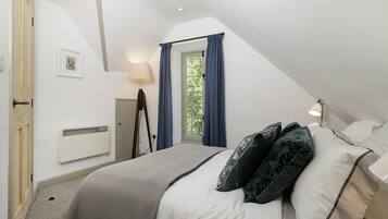 2 chambres, bureau, fer et planche Ă repasser, lit parapluie