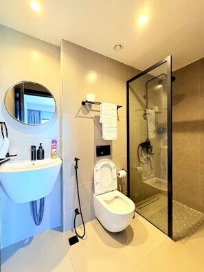 Regadera, bidet, toallas, jabón