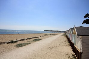 Una spiaggia nelle vicinanze