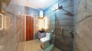 Kamar Quadruple | Kamar mandi | Shower, pancuran hujan, handuk, dan sabun