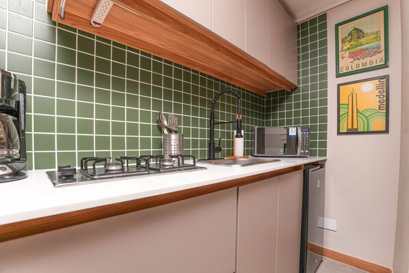 Geladeira, micro-ondas, cooktop, cafeteira/chaleira