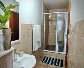 تجهيزات دش، مناشف، صابون، ورق حمّام