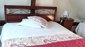 Standaard kamer, 1 twee- of 2 eenpersoonsbedden, 1 queensize bed, uitzicht op tuin | Een strijkplank/strijkijzer, gratis wifi, beddengoed