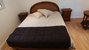 Standaard kamer, 1 twee- of 2 eenpersoonsbedden, 1 queensize bed, uitzicht op tuin | Een strijkplank/strijkijzer, gratis wifi, beddengoed