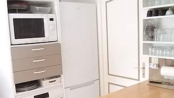 Standardværelse med dobbeltseng eller 2 enkeltsenge - udsigt til have | Fælleskøkken | Mikrobølgeovn på fællesareal