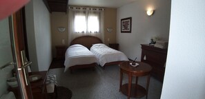 Habitación estándar con 1 cama matrimonial o 2 individuales, vista al jardín | Tabla de planchar con plancha y wifi gratis 